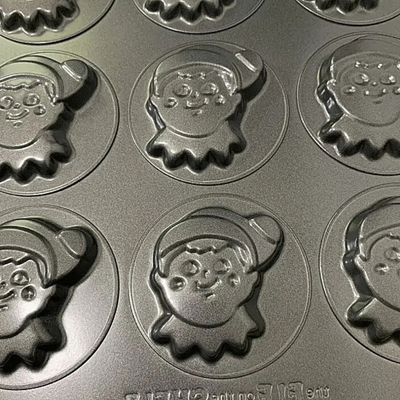 WILTON Elf On The Shelf 12 Nonstick Cavity Christmas Cookie Holiday Baking Pan - Picture 2 of 16